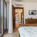 Elida Villa *