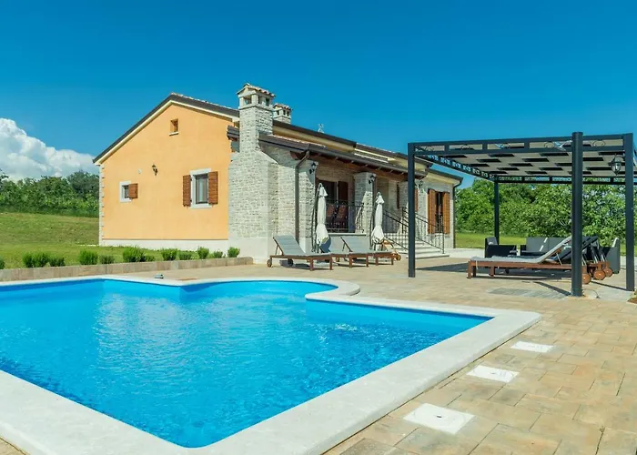 Elida Villa Pazin
